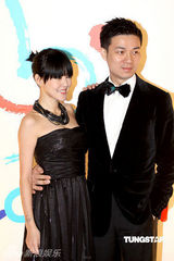 幻灯图集：王菲再现招牌烟熏妆 刘嘉玲黄色唐装雷人