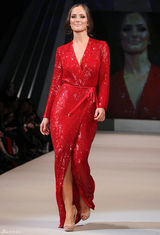 高清组图：敏卡-凯利红裙亮相纽约时装周慈善秀