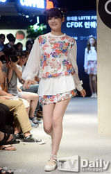 组图：Dal shabet秀彬走秀 黑裙妩媚优雅