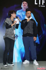 组图：陈奕迅台北火热开唱 台上大玩变装秀