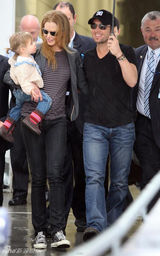 幻灯图集：妮可抱女儿幸福亮相 老公撑伞呵护备至