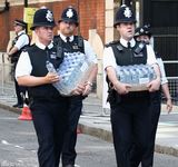 女王看望凯特王妃 传统仪式宣告王室新成员降生