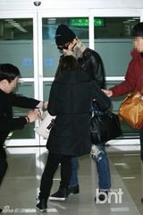 组图：RAIN帅气现身机场 杀出疯狂粉丝被踩脚