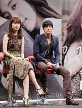 高清图：韩孝珠苏志燮携手亮相宣传新片《只有你》