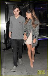 组图：格兰德与男友牵手出行 躲避镜头显娇羞