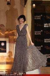 组图：张曼玉金色深V薄纱裙亮相 拽裙摆似蝴蝶仙女