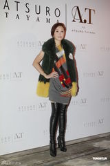 组图：胡杏儿复古红唇T台竞艳御姐气足