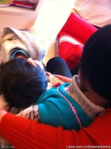 组图：微镜头下的小小志 呆萌可爱完胜童颜老爸