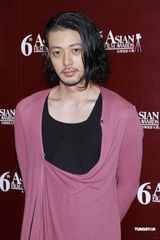 组图：倪妮出席传媒招待会 日本女星香里奈欲变打女