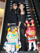 组图：白百何陈羽凡情侣装亮相 十指紧扣秀甜蜜