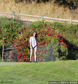 组图：斯图尔特大晒高尔夫球技 挥杆动作英气逼人