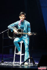 组图：周杰伦开个唱大秀人鱼线 张智霖同台助阵