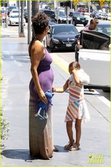 组图：哈莉贝瑞怀孕大肚照曝光 上围激增