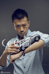 组图：王学兵时尚大片显型男本色 称要做有趣男人