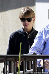 组图：斯威夫特黑外套出街 墨镜遮面举止低调