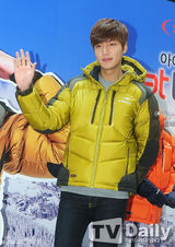 组图：李敏镐亮相粉丝签名会 大炫修长完美身型