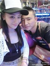 组图：北影表演系新生K歌照竖中指显不雅