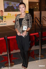 组图：官恩娜诧异友人动粗 信任男友不查电邮 