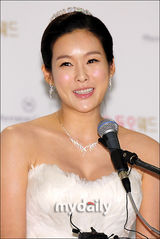 组图：韩女星玄英举行婚礼发布会与男友成婚