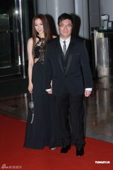 组图：富商郑裕彤孙女郑志雯出嫁 给孙女婿打满分