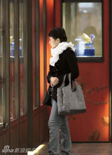 幻灯图：海清素颜逛街讨价还价 不改低调节俭本色