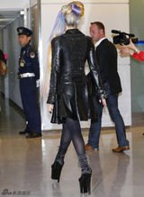 组图：Lady Gaga彩色秀发亮相日本 皮衣高跟很抢镜
