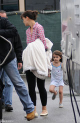 高清组图：4岁小苏瑞片场探望妈妈 衣着单薄