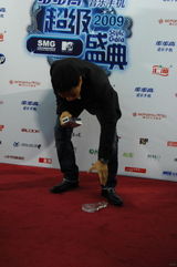 幻灯：甄子丹不慎弄坏奖杯分两半 拼好还原显得意