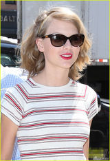 组图：斯威夫特金发凌乱 身着高腰短裙美腿外露