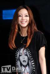 组图：韩艺瑟等女星出席品牌活动 捂嘴大笑