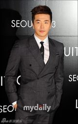 组图：李秉宪崔智友等众星出席时尚品牌发布会