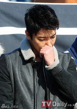 高清图：SJ队长利特入伍跪谢粉丝 成员集体送别