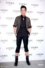 幻灯组图：陈慧琳出席服装发布会 黑色皮装酷劲十足