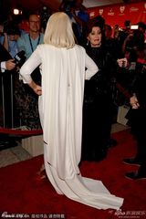 组图：GaGa古典白裙现格莱美晚宴 胸门大开性感