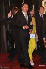 高清图：周润发携夫人现身红毯 司仪打趣贵人出门