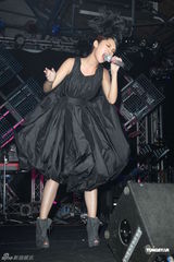 组图：杨丞琳个唱化身摇滚精灵 打造魔幻舞台