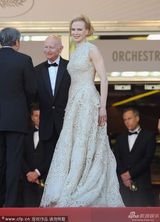 组图：妮可走秀精致长裙华贵 与李安牵手热聊