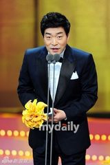 组图：2NE1助阵广播颁奖礼 宣美超短裤性感起舞