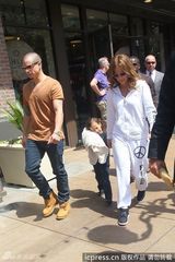 组图：詹妮弗洛佩兹带子女游玩 小男友全程陪伴