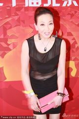 组图：马羚着紧身黑裙亮相 肚腩隐约可见