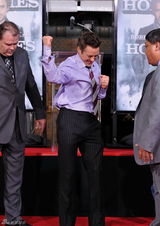 高清组图：小罗伯特-唐尼留手印 不忘宣传新片