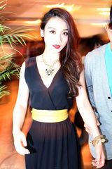 组图：柳岩红唇黑裙大玩偏分复古