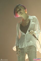 组图：歌手张悬香港开音乐会 炫彩短发超High