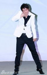 幻灯图集：韩庚帅气代言 潇洒白西装秀舞姿