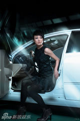 幻灯图：孔琳汽车大片曝光 黑白配尽显贵族气质