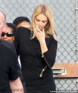 组图：查理兹-塞隆街头亮相紧身裙秀身材