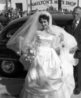 组图：伊丽莎白-泰勒生前绝版照 18岁浪漫婚礼