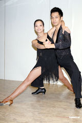 组图：钟汉良为粉丝见面会练舞 国标舞王再现