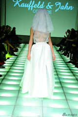 组图:德足球宝贝舍费尔半裸穿婚纱走秀性感火辣