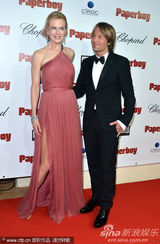 组图：妮可戛纳走秀风情露背 真空激凸艳光四射